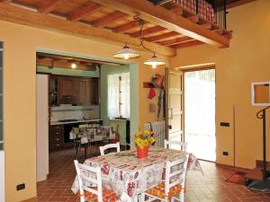 una cucina e una sala da pranzo con tavolo e sedie di Holiday Home Il Casello by Interhome a Sillano