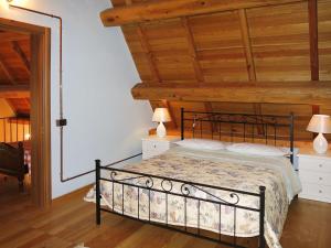 una camera con letto e soffitto in legno di Holiday Home Il Casello by Interhome a Sillano