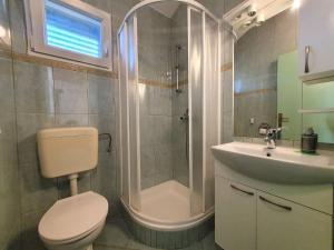 y baño con aseo, ducha y lavamanos. en Holiday Home Camp Marko - ROZ335 by Interhome, en Zečevo