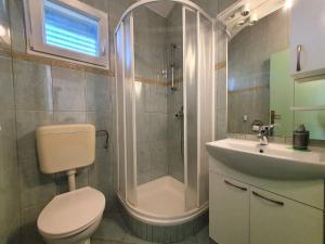 Kúpeľňa v ubytovaní Holiday Home Camp Marko-1 by Interhome