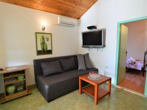TV a/nebo společenská místnost v ubytování Holiday Home Camp Marko-1 by Interhome