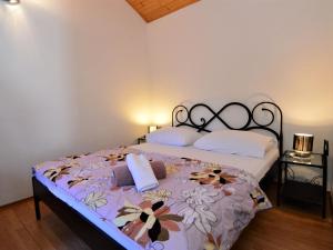 Postel nebo postele na pokoji v ubytování Holiday Home Camp Marko-1 by Interhome