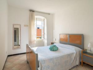sypialnia z łóżkiem, lustrem i oknem w obiekcie Apartment Caruggiu - PTB193 by Interhome w mieście Pietrabruna +11 zdjęć
