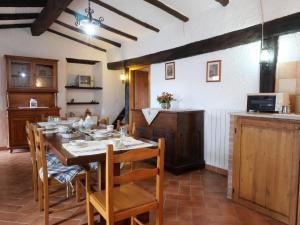 Restoran ili drugo mesto za obedovanje u objektu Apartment Rosa - Borgo la Civitella by Interhome