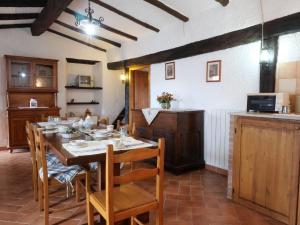 Kuchyňa alebo kuchynka v ubytovaní Apartment Rosa - Borgo la Civitella by Interhome