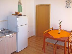 Kuchyňa alebo kuchynka v ubytovaní Apartment Rudez-2 by Interhome