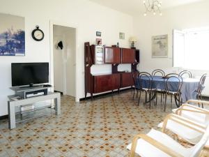 Televízia a/alebo spoločenská miestnosť v ubytovaní Apartment Algamarina by Interhome