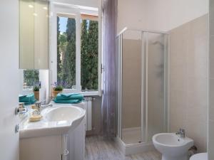 Ένα μπάνιο στο Apartment Mare e Monti by Interhome