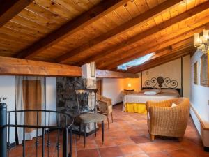 ドルチェードにあるApartment Casa del Cavaliere - DOL105 by Interhomeの木製の天井の客室で、ベッドルーム1室(ベッド1台付)
