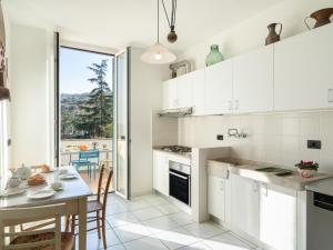 Η κουζίνα ή μικρή κουζίνα στο Apartment Giovanni - DOL116 by Interhome