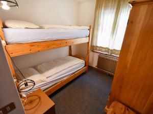 Łóżko lub łóżka piętrowe w pokoju w obiekcie Apartment Benny-2 by Interhome