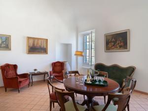 sala de estar con mesa y sillas en Apartment Giovanni - DOL116 by Interhome en Dolcedo