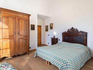 Un pat sau paturi într-o cameră la Apartment Giovanni - DOL116 by Interhome