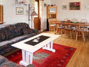 sala de estar con sofá y mesa en Apartment Mjellhaugen - FJS221 by Interhome, en Naustdal i Sunnfjord