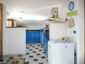 フィナーレ・リーグレにあるApartment Simone - FLG130 by Interhomeのキッチン(青いキャビネット、白い冷蔵庫付)