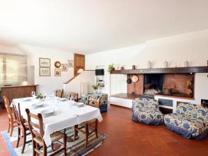 uma sala de jantar com uma mesa e cadeiras e uma lareira em Holiday Home Villa Lucia by Interhome em San Martino