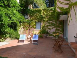 - deux chaises bleues et une table sur une terrasse dans l'établissement Holiday Home Villa Lucia by Interhome, à San Martino