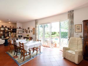 uma cozinha e sala de jantar com mesa e cadeiras em Holiday Home Villa Lucia by Interhome em San Martino