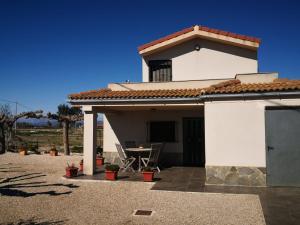 una casa blanca con una mesa delante en Casa Laura en Deltebre