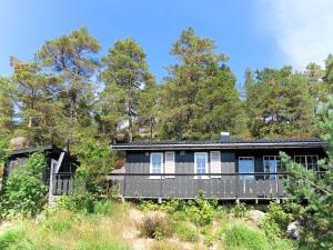une maison sur une colline avec des arbres en arrière-plan dans l'établissement Holiday Home Evabu - SOW069 by Interhome, à Øyuvstad