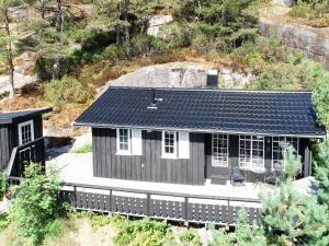 - une vue sur une maison dotée d'un toit solaire dans l'établissement Holiday Home Evabu - SOW069 by Interhome, à Øyuvstad