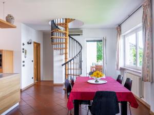 un comedor con una mesa roja y una escalera de caracol en Holiday Home Verdin by Interhome, en Malcesine 25 fotos más