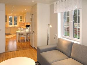 ein Wohnzimmer und eine Küche mit einem Sofa und einem Tisch in der Unterkunft Holiday Home Örnshult - SND155 by Interhome in Ankarsrum