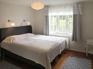 Säng eller sängar i ett rum på Holiday Home Örnshult - SND155 by Interhome