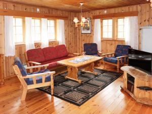 ein Wohnzimmer mit einem Sofa und einem Tisch in der Unterkunft Chalet Skogstjerna - FJS085 by Interhome in Viksdalen