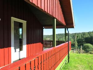 une véranda rouge et blanche d'une maison avec une clôture dans l'établissement Chalet Espetveit - SOO351 by Interhome, à Hornnes