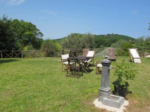 een tuin met een tafel en stoelen in het gras bij Apartment Casamare Gabicce-1 by Interhome in Pesaro