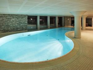 ein großer Pool in einem großen Gebäude in der Unterkunft Apartment Havsdalsgrenda - HLD102 by Interhome in Geilo