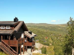 ein Haus auf einem Hügel mit Aussicht in der Unterkunft Apartment Havsdalsgrenda - HLD102 by Interhome in Geilo