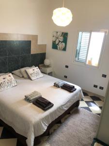 een slaapkamer met een bed met twee handdoeken erop bij NATURAL CONFITAL BEACH in Las Palmas de Gran Canaria
