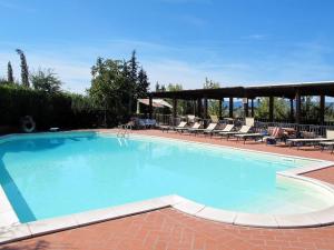 Bazén v ubytovaní Apartment Belvedere - CET122 by Interhome alebo v jeho blízkosti