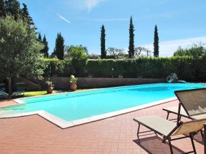 Bazén v ubytovaní Apartment Belvedere - CET122 by Interhome alebo v jeho blízkosti