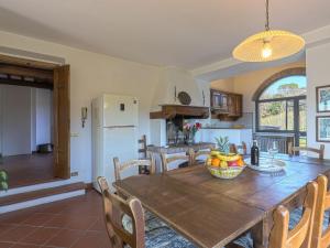 A kitchen or kitchenette at Holiday Home Villa Magna by Interhome