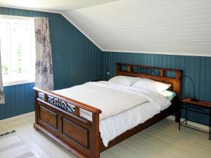 Rúm í herbergi á Holiday Home Haven - SOO334 by Interhome