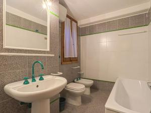 A bathroom at Holiday Home Villa Magna by Interhome