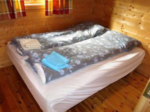 Un pat sau paturi într-o cameră la Holiday Home Lauvavatnet - FJS087 by Interhome