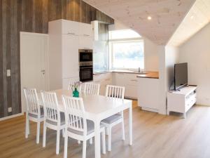 Kuchyň nebo kuchyňský kout v ubytování Apartment Gurevika by Interhome + 20 fotografií