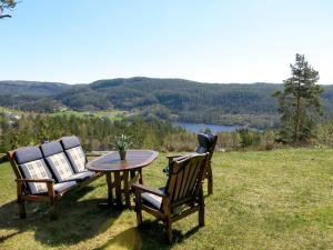 dwa krzesła i stół na polu w obiekcie Holiday Home Steinbu - SOW063 by Interhome w mieście Øyuvstad