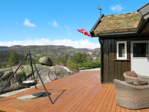 una terraza de madera junto a una casa pequeña en Holiday Home Utsikten - SOW134 by Interhome en Tjaldal