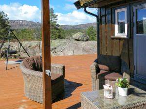 un porche cubierto con 2 sillas y una mesa en Holiday Home Utsikten - SOW134 by Interhome en Tjaldal