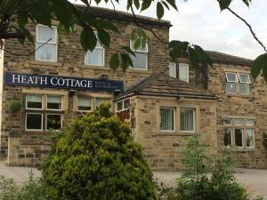 Un edificio de ladrillo con un letrero de la facultad de salud. en Heath Cottage Hotel, en Dewsbury