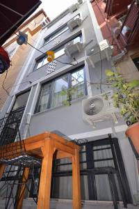 une maison avec des fenêtres et une structure en bois devant elle dans l'établissement IVY SULTANAHMET, à Istanbul