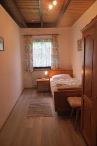 una piccola camera con letto e finestra di Ferienhaus Petra a Regen