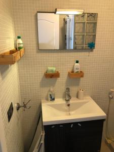 ein Badezimmer mit Waschbecken und Spiegel in der Unterkunft NATURAL CONFITAL BEACH in Las Palmas de Gran Canaria