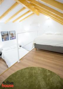 um quarto com uma cama e um tapete verde em Five House 14B no Porto