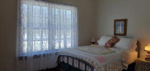 Ένα ή περισσότερα κρεβάτια σε δωμάτιο στο Afton Carriage House on Asa Tracys Estate